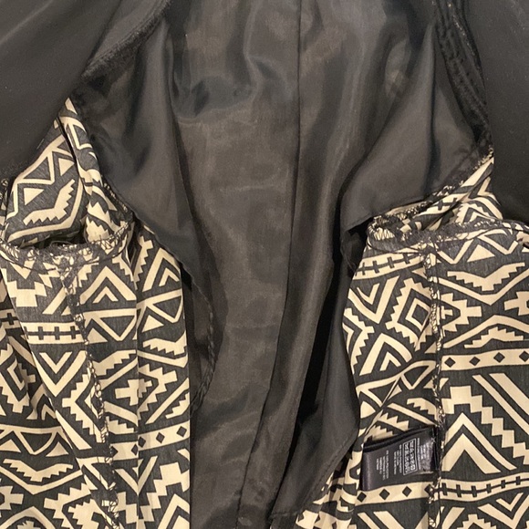 Forever 21 Aztec print cropped blazer - Picture 4 of 5